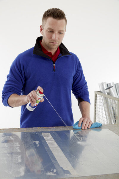 tesa 60042 adhesive remover to easily eliminate adhesive residue 02 ap